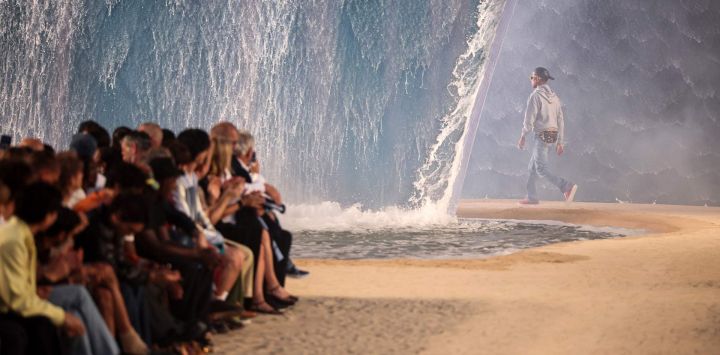 El rapero, artista y diseñador de moda estadounidense Pharrell Williams sale tras presentar sus creaciones para el desfile de la colección masculina Primavera/Verano 2027 de Louis Vuitton, en el marco de la Semana de la Moda de París.