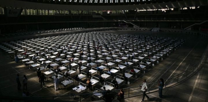 Estudiantes se preparan para realizar los exámenes de ingreso a la universidad en la Feria de Belgrado, mientras Serbia sufre una ola de calor que afecta a gran parte del sureste y centro de Europa. Se esperaba que al menos 101 millones de europeos experimentaran temperaturas superiores a los 35 °C, en una ola de calor implacable y cada vez más mortal, con temperaturas más altas que las registradas en algunas zonas de África.