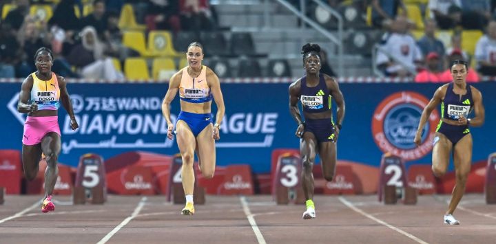 Imagen de Kemba Nelson de Jamaica, y Patrizia van der Weken, de Luxemburgo, compitiendo durante la final de 100 m femeninos en la Liga Diamante de World Athletics 2026, en Doha, Qatar.