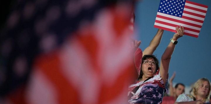 Los asistentes vitorean mientras esperan la llegada del presidente estadounidense Donald Trump durante la celebración inaugural de la "Gran Feria Estatal Americana" en el National Mall de Washington, D.C.. La "Gran Feria Estatal Americana" se celebrará del 25 de junio al 10 de julio de 2026 para conmemorar el 250 aniversario de la independencia de Estados Unidos.