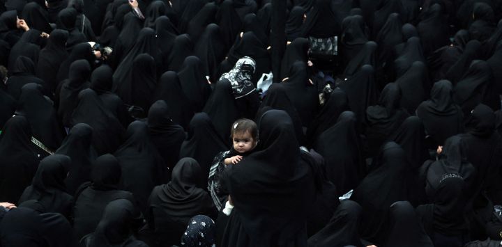 Mujeres iraníes participan en un ritual de duelo del Día de Tasua durante el mes islámico de Muharram, previo a Ashura, en Teherán. La conmemoración chiíta de Ashura consiste en un período de duelo de diez días que comienza el primer día de Muharram según el calendario islámico, y que marca el asesinato del Imam Hussein, nieto del profeta Mahoma, en el siglo VII.