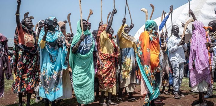 Mujeres refugiadas sudanesas interpretan canciones y danzas tradicionales durante un acto conmemorativo del Día Mundial del Refugiado en el campamento de refugiados de Ura, en la zona de Asosa, región de Benishangul-Gumuz, Etiopía.