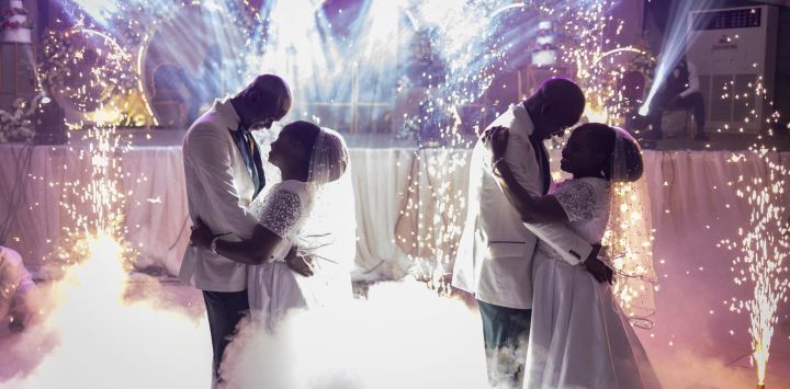 Novios y novias bailan en la recepción de la boda de los hermanos gemelos Taiwo y Kehinde Oguntoye y las hermanas gemelas Taiwo y Kehinde Adediran en el Centro Internacional de Conferencias de Ibadan, Nigeria.