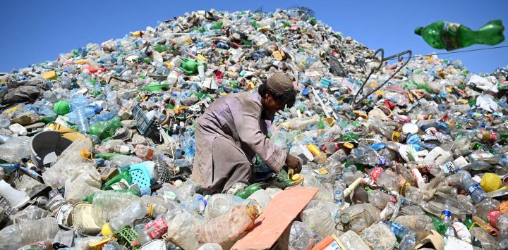 Un trabajador afgano clasifica materiales reciclables en un desguace en la aldea de Kolcha Abad, distrito de Dand, provincia de Kandahar.