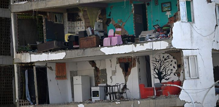 Una imagen muestra el interior de un edificio de apartamentos gravemente dañado tras el terremoto que sacudió Catia La Mar, estado La Guaira, a unos 30 km al noroeste de Caracas. Un doble terremoto, el más fuerte que ha sufrido Venezuela en más de un siglo, dejó al menos 164 muertos y destruyó varios edificios cerca de la capital, donde los residentes buscaban a sus familiares desaparecidos.