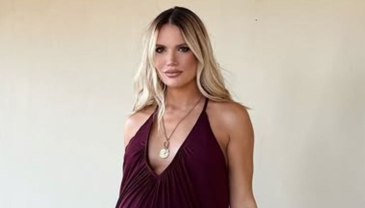 Eva Bargiela y un look boho chic minimalista con el que impuso la falda boom de la temporada