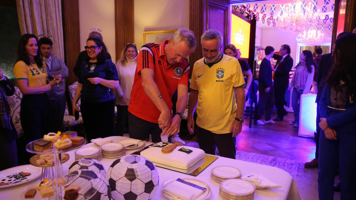 La embajada británica destaca con las fiestas de observación de la Copa del Mundo