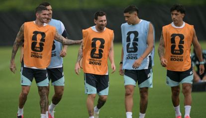 Rodrigo De Paul, Leandro Paredes, Lionel Messi, Nahuel Molina y Lisandro Martínez
