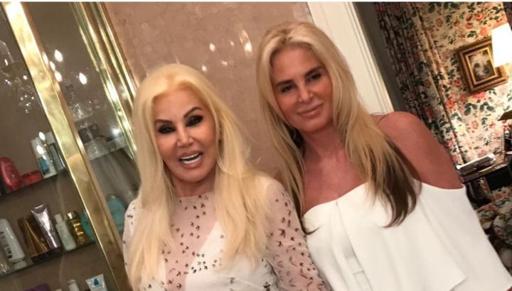 Lejos de la televisión, Susana Giménez disfruta de su casa de Punta del Este con su hija, Mercedes Sarrabayrouse