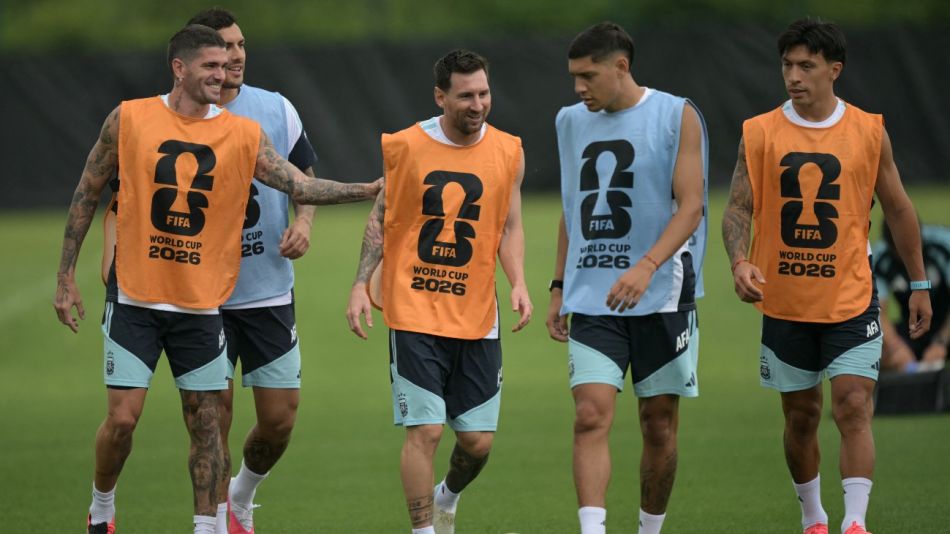 Rodrigo De Paul, Leandro Paredes, Lionel Messi, Nahuel Molina y Lisandro Martínez