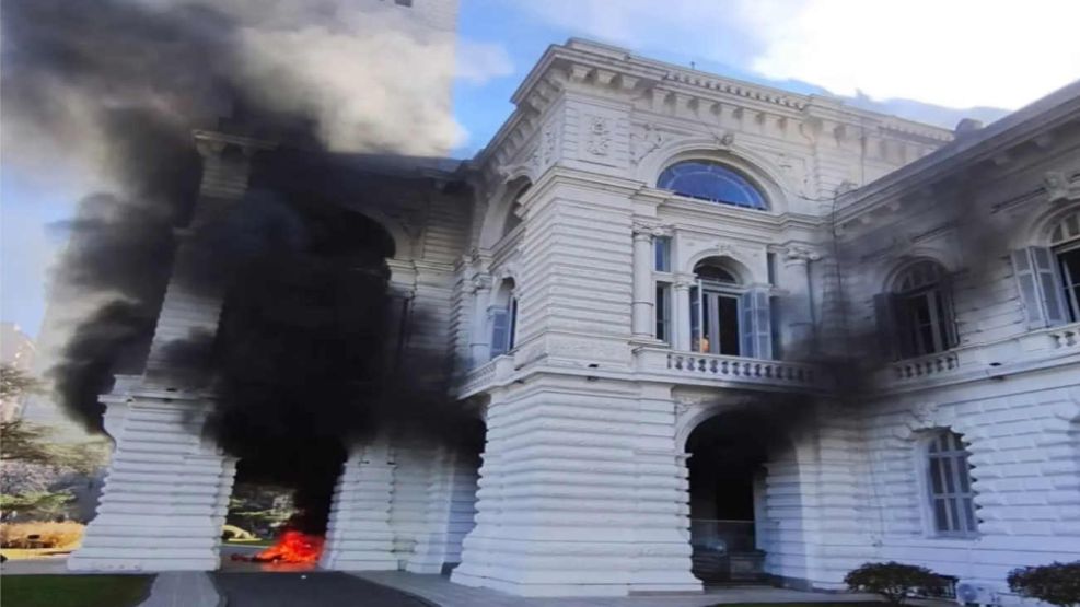 Militantes del MTE, prendieron fuego la municipalidad de La Plata 26062026