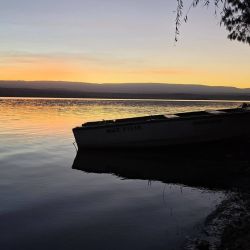 Así, la experiencia volvió a demostrar que no siempre es conveniente recorrer el lago en busca de un cardumen activo. Muchas veces, cuando aparecen algunos piques aislados, la mejor estrategia consiste en permanecer en el sector y esperar el paso de los pejerreyes.