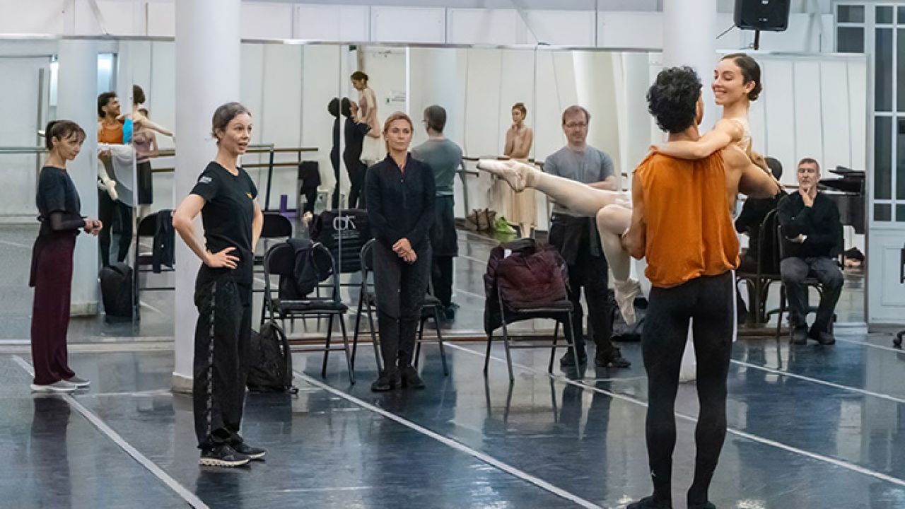 Bajo la atenta mirada de Julio Bocca, director del Ballet Estable del Teatro Colón, los bailarines ensayan "Alicia en el País de las Maravillas", la puesta más osada del año. | Foto:Carlos Villamayor