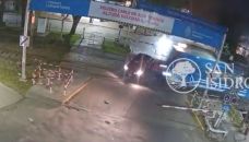 El segundo de la tragedia: el tren va a embestir al auto de Ernestina Pais.