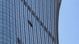 Un avioneta se estrelló contra la imponente torre Citic, el edificio más alto de Beijing.