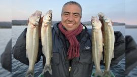 Así, la experiencia volvió a demostrar que no siempre es conveniente recorrer el lago en busca de un cardumen activo. Muchas veces, cuando aparecen algunos piques aislados, la mejor estrategia consiste en permanecer en el sector y esperar el paso de los pejerreyes.