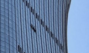 Un avioneta se estrelló contra la imponente torre Citic, el edificio más alto de Beijing.