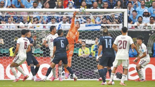 Muslera dejó afuera a Uruguay y Cabo Verde será el rival de Argentina