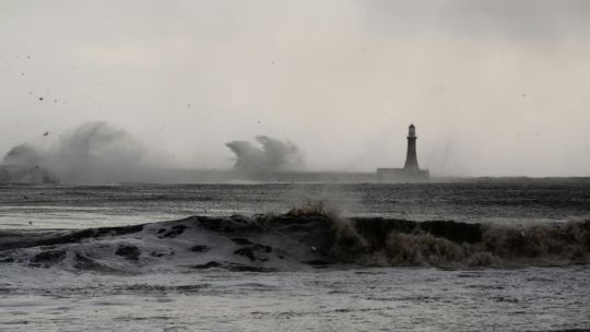 Japón ordenó evacuar a casi 200.000 personas por el avance destructivo de una tormenta y un ciclón