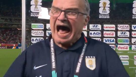La furiosa reacción de Bielsa antes de una entrevista tras la eliminación de Uruguay en el Mundial