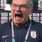 La furiosa reacción de Bielsa antes de una entrevista tras la eliminación de Uruguay en el Mundial
