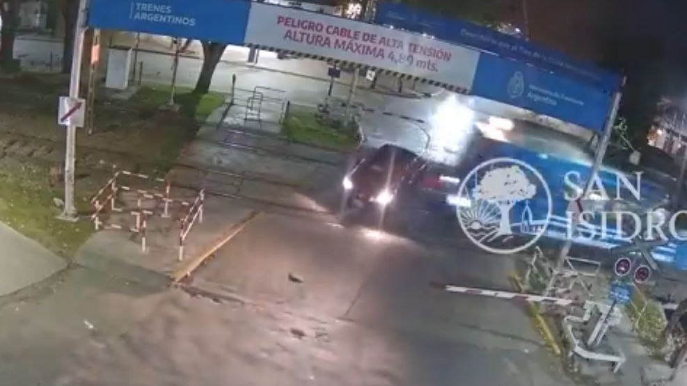 El segundo de la tragedia: el tren va a embestir al auto de Ernestina Pais.