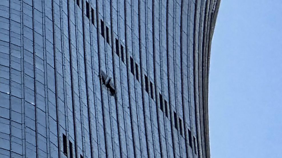 Un avioneta se estrelló contra la imponente torre Citic, el edificio más alto de Beijing.