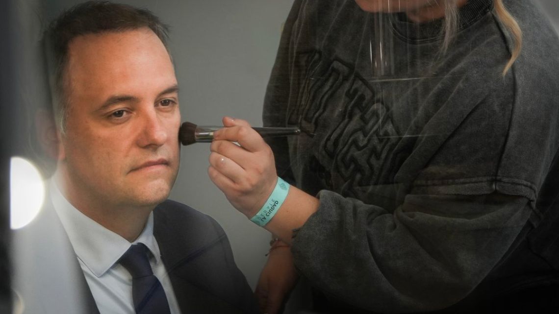 De los viajes a la riqueza inexplicable: los escándalos que llevaron a la dimisión de Adorni