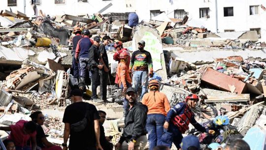 Réplicas y saqueos complican la desesperada búsqueda de desaparecidos en Venezuela