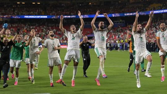 El insólito festejo de la hinchada de Argelia tras sufrir el empate agónico de Austria que evitó el cruce con España