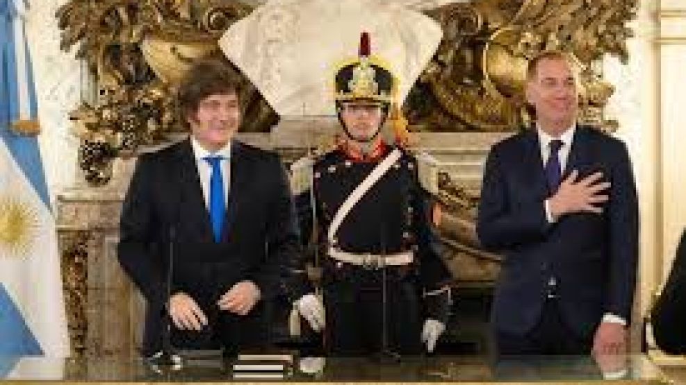 Milei y Santilli jura en casa de gobierno