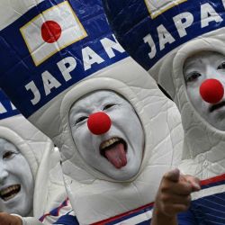 Aficionados japoneses posan antes del partido de dieciseisavos de final del Mundial de 2026 entre Brasil y Japón en el Estadio de Houston. | Foto:RONALDO SCHEMIDT / AFP