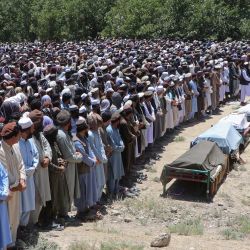 Familiares y dolientes afganos ofrecen oraciones fúnebres por las víctimas de un ataque aéreo pakistaní en una aldea del distrito de Tsamkani, en la provincia afgana de Paktia. Los ataques aéreos pakistaníes causaron la muerte de decenas de personas en el este de Afganistán. Islamabad afirmó que el ataque tuvo como objetivo a militantes, pero el gobierno afgano informó de víctimas civiles. | Foto:AFP
