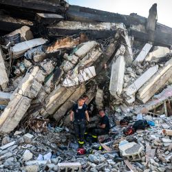 Miembros del 7.º Regimiento Francés de Entrenamiento e Intervención en Seguridad Civil rinden homenaje en un edificio dañado en Catia La Mar, estado de La Guaira, Venezuela. Las esperanzas de encontrar supervivientes se desvanecían, más de cnco días después de que dos fuertes terremotos azotaran Venezuela, mientras los residentes se mostraban cada vez más frustrados con la respuesta del gobierno ante el desastre, que ha dejado al menos 1450 muertos y decenas de miles desaparecidos. | Foto:MIGUEL MEDINA / POOL / AFP