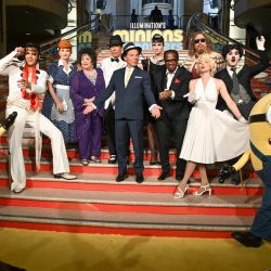 Personas disfrazadas de diferentes personajes asisten al estreno de "Minions & Monsters" en el Dolby Theatre de Hollywood, California. | Foto:LISA O'CONNOR / AFP