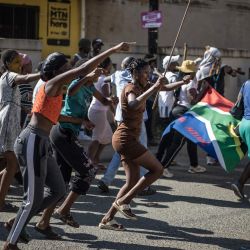 Simpatizantes del movimiento Marcha y Marcha participan en una manifestación contra la presencia de inmigrantes indocumentados en Sudáfrica, en Verulam. Miles de malauines esperaban la autorización para entrar al país en campamentos improvisados en Sudáfrica, mientras aumentaba la tensión ante el ultiátum no oficial para que los inmigrantes indocumentados abandonaran el país. Grupos ciudadanos se han sumado a la convocatoria no autorizada tras semanas de protestas, ataques a comercios y amenazas contra inmigrantes ilegales, en las que han muerto dos mozambiqueños y un makauí. | Foto:MARCO LONGARI / AFP