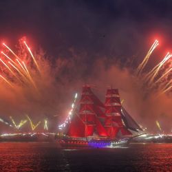 Un barco navega por el río Nevá mientras los fuegos artificiales iluminan el cielo durante el festival de las Velas Escarlata, en San Petersburgo, Rusia. La ciudad rusa de San Petersburgo celebró su festival anual de las Velas Escarlata, una gran celebración que conmemora la graduación de los estudiantes de secundaria. | Foto:Xinhua/Irina Motina