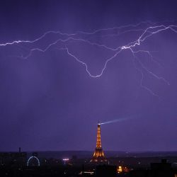Un rayo cae sobre la Torre Eiffel durante una tormenta eléctrica en París, Francia. | Foto:DIMITAR DILKOFF / AFP