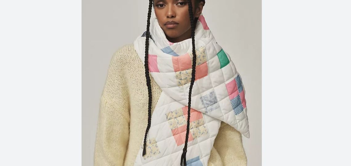 Bufanda acolchada: el accesorio que te ayuda a levantar los outfits de inverno