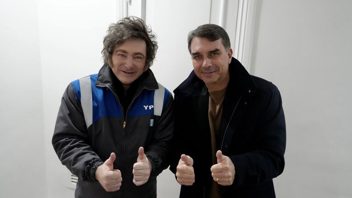 Milei canceló su viaje a la cumbre del Mercosur y recibió a Flávio Bolsonaro