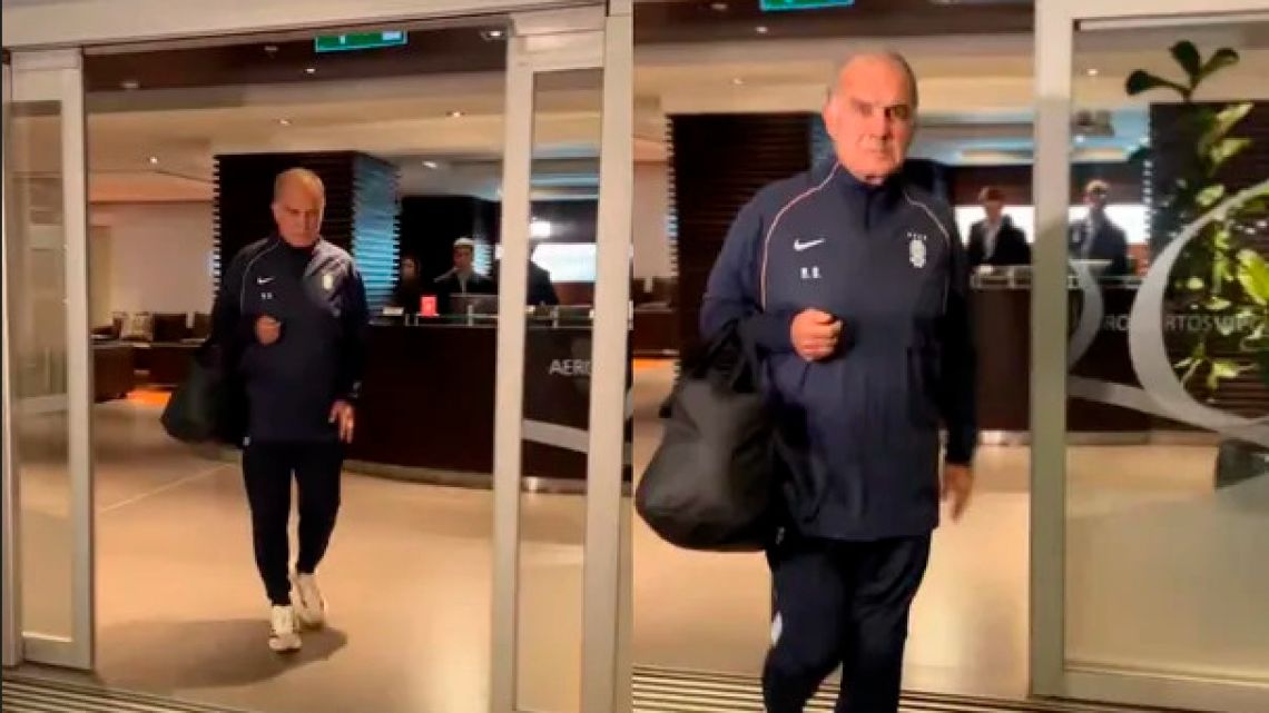 Ο Μαρσέλο Μπιέλσα έφτασε μόνος στην Ουρουγουάη: η σιωπή του, η υποστήριξη μιας αναφοράς και η αλήθεια για την ιογενή κραυγή