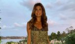 Juliana Awada disfruta de sus vacaciones con amigas en el verano español: bikini, libros y mates frente a la playa
