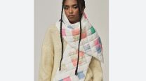 Bufanda acolchada: el accesorio que te ayuda a levantar los outfits de inverno