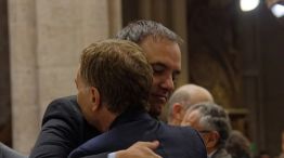 Santilli junto a Adorni