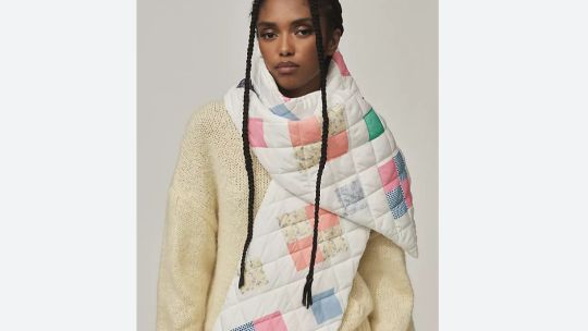 Bufanda acolchada: el accesorio que te ayuda a levantar los outfits de inverno