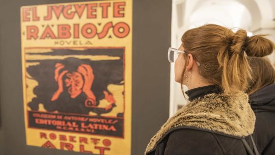 “El juguete rabioso” cumple 100 años y el Centro Cultural Recoleta lo homenajea, mientras un holograma de Borges lo observa de lejos