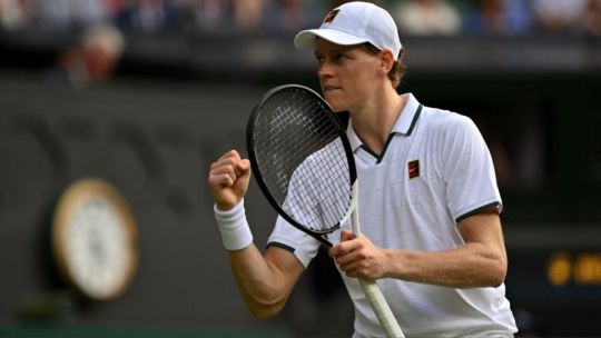 Jannick Sinner tuvo un accidentado debut en Wimbledon: fuerte caída, sangre en el pie y sufrido triunfo en cinco sets