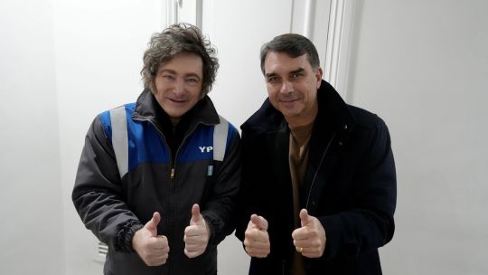 Milei canceló su viaje a la cumbre del Mercosur y recibió a Flávio Bolsonaro 