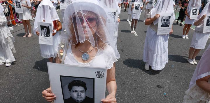 Activistas de “Gays Against Guns” sostienen fotografías de víctimas mientras marchan por los derechos LGBTQ durante la Marcha del Orgullo de la Ciudad de Nueva York.