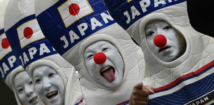 Aficionados japoneses posan antes del partido de dieciseisavos de final del Mundial de 2026 entre Brasil y Japón en el Estadio de Houston.